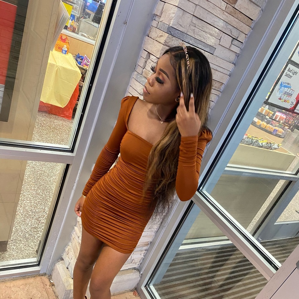 Long sleeve runched mini dress in golden brown - Picture 7 of 8